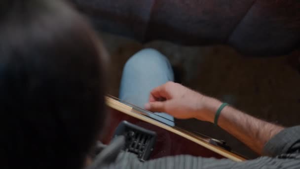 Sebuah Tangan Mans Bermain Gitar Dalam Set Online Close Shot — Stok Video