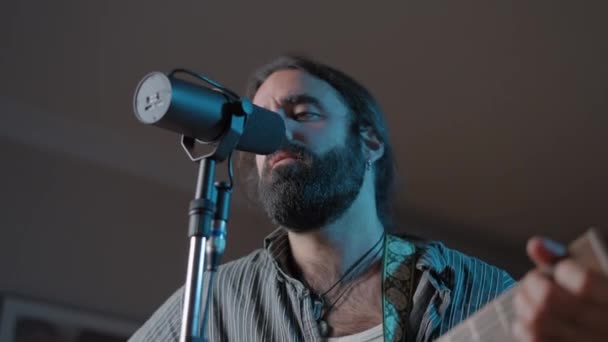 Young Bearded Attractive Man Singing Front Microphone Close Shot — Vídeo de stock