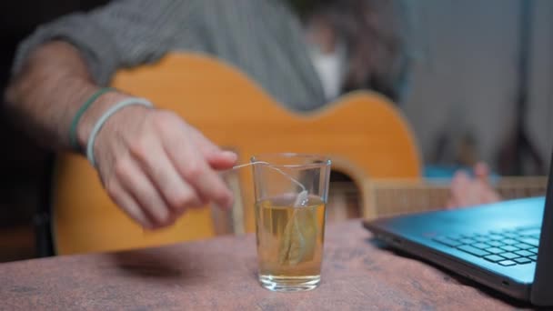 Musisi Muda Berjanggut Minum Teh Saat Menyiarkan Sebuah Lagu Online — Stok Video