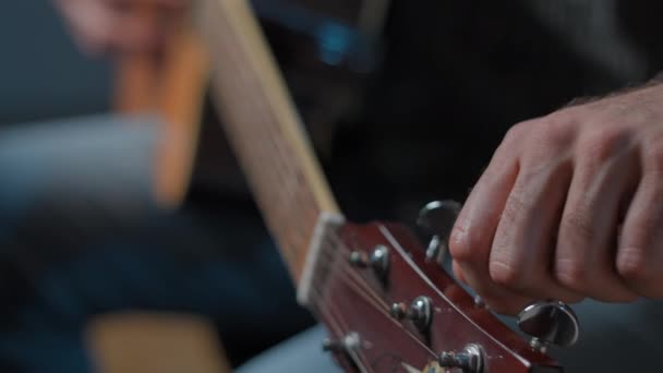 Hairy Mans Hand Tuning Guitar Adjusting Its Peg Close Shot — 图库视频影像