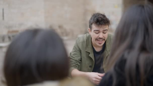 Magician Man Showing Street Magic Trick Cards Horizontal Video — Vídeo de Stock