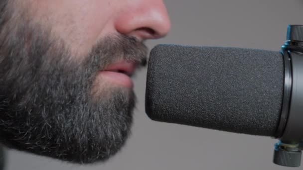 Young Bearded Vocal Coach Teaching How Sing Online His Audience — Stock videók