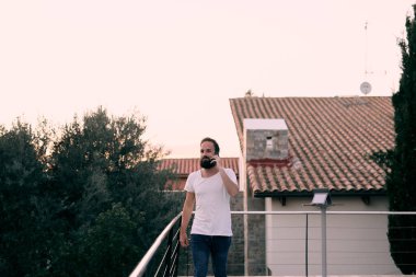 Genç ve yakışıklı bir adam, evinde yürürken eğlenceli bir telefon görüşmesi yaptığı için heyecanlıydı.