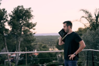 Kafkasyalı genç bir erkeğin tabletini, iş adamı konseptini kullanırken sığ bir odak noktası.