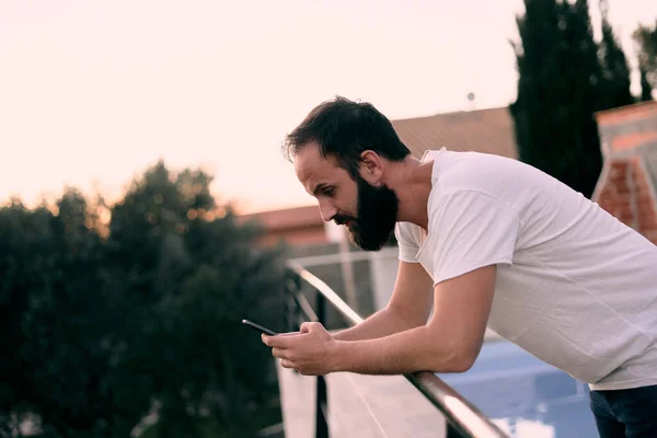 Genç adam orman evinde sohbet uygulaması kullanıyor. İş adamı konsepti.