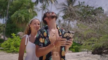 Açık havada dron uçuran aktif bir erkek ve kadın çiftin yakın çekimi. Adamın arkasında duran kız - 4K Yatay Video