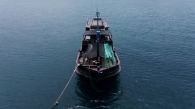 Tahta, uzun kuyruklu Tayland teknesinin insansız hava aracı görüntüsü. Tropik bir adada kristal berrak su ve mercanlar ve inanılmaz plaj - 4K yatay video