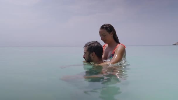 Cinematic Shot Multicultural Couple Young Lovers Piggybacking Sea Water Enjoying — 图库视频影像