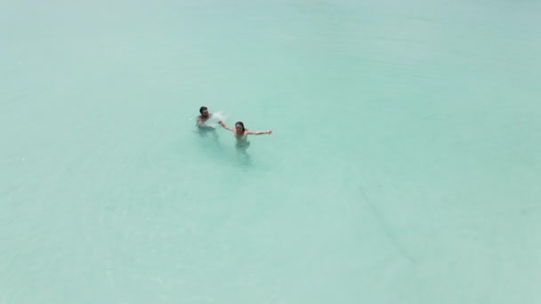 Aerial View Happy Couple Swimming Crystal Clear Water Enjoying Beautiful — 图库视频影像