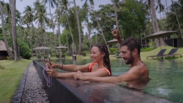 Boční Pohled Šťastný Mladý Pár Fotografující Selfie Okraji Bazénu Horizontální — Stock video