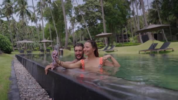 Statický Záběr Šťastného Mladého Páru Jak Fotografuje Selfie Okraji Bazénu — Stock video