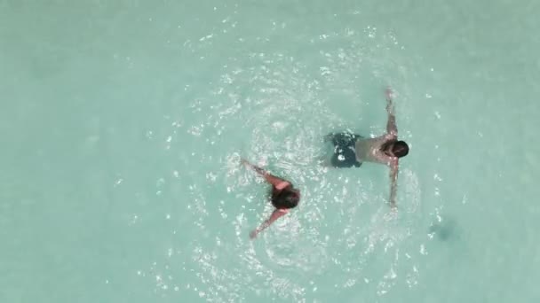 Aerial Shot Young Couple Floating Surface Dead Sea Water Enjoying — Video Stock