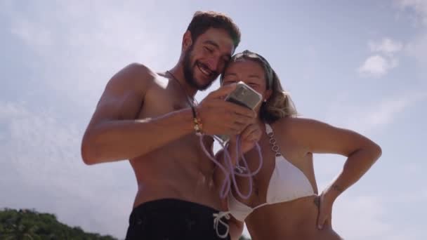 Video Páru Který Užívá Společnost Když Stojí Pláži Surfují Mobilu — Stock video