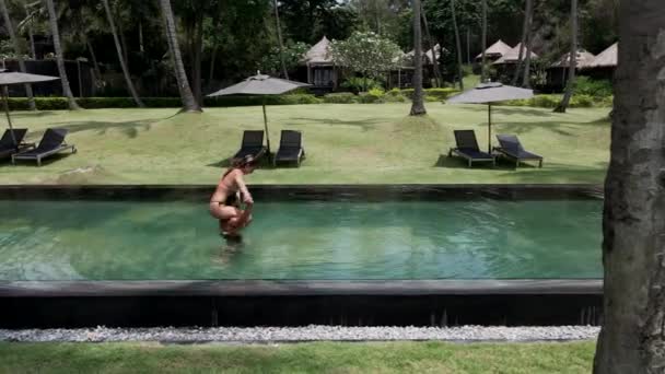 Panning Shot Happy Couple Having Fun Swimming Pool Couple Sunbeds — Video