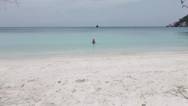Drone Shot Beautiful Girl Colorful Bikini Swimming Turquoises Water Posing — Stockvideo