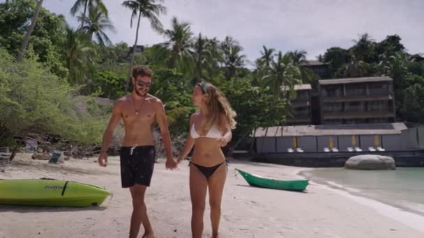 Side View Young Couple Walking Beach Sea Girl Seen Bikini — Vídeos de Stock