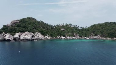 Sahildeki güzel bir sahil şeridinin insansız hava aracı görüntüsü. Güzel mavi gökyüzü mavi okyanusa yansıyor. 4K yatay görüntü.