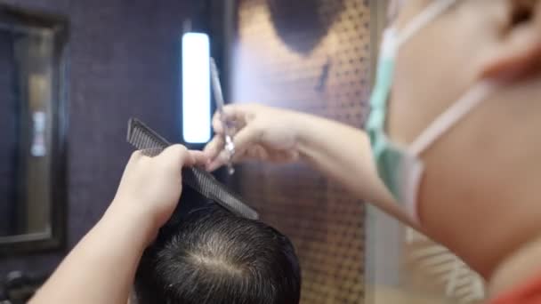 Commercial Video Young Barber Wearing Mask Scissors Black Comb Cuts — Vídeo de Stock