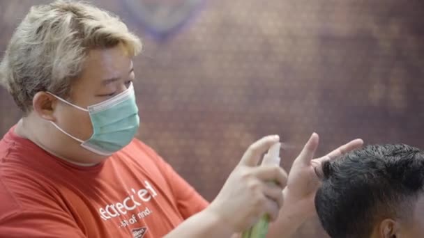 Side View Hairdresser Spraying His Clients Hair Moisturizer Salon Horizontal — 图库视频影像