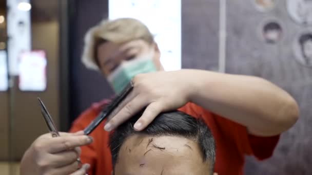 Een Close Van Een Professionele Stylist Knippen Klanten Haar Salon — Stockvideo