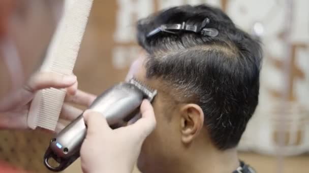 Close View Barber Does Hairstyle Trimming Trimmer Comb Guy Commercial — Stock videók