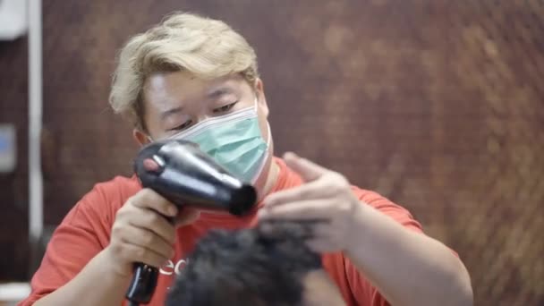 Close Shot Hairdresser Drying Consumers Hair Using Hair Dryer Self — стоковое видео
