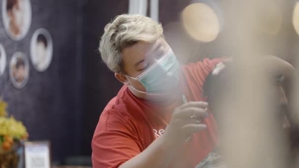 Video Barber Wearing Mask Cutting Hair Scissors Blur View Man — стоковое видео