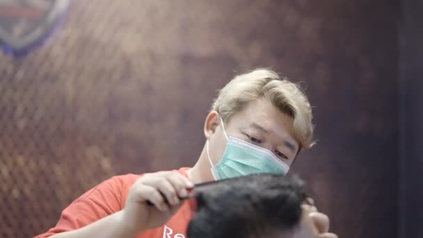 Commercial Video Barber Totally Engrossed Setting Clients Hair Comb Horizontal — 图库视频影像