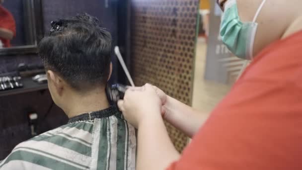 Achteraanzicht Van Een Professionele Kapper Die Een Mannenhaar Knipt Een — Stockvideo