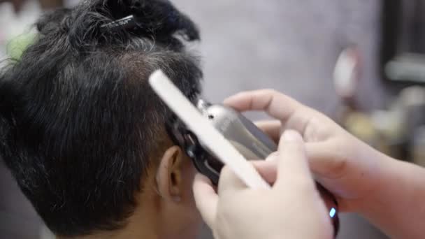 Close Shot Man Barbershop Cutting His Hair Barber Working Electric — Video