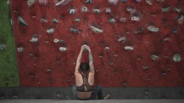 Professional Climber Stretching While Sitting Front Artificial Rock Wall Training — Vídeo de Stock