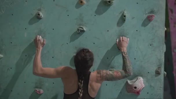 Strong Athlete Training Climb Artificial Rock Wall Horizontal Video — Stockvideo