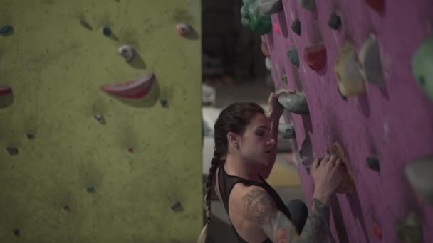 Professional Climber Shows Effort Dedication Her Training Rock Wall Horizontal — Stockvideo