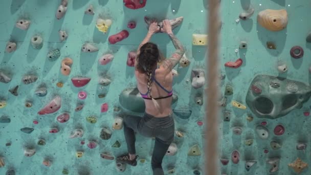 Woman Falling Rock Wall Camera Shows Climbing Rope Close Horizontal — 图库视频影像