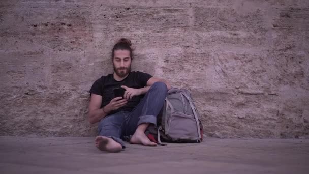 Lost Backpacker Dirty Feet Sits Middle City Using Phone Take — Stockvideo