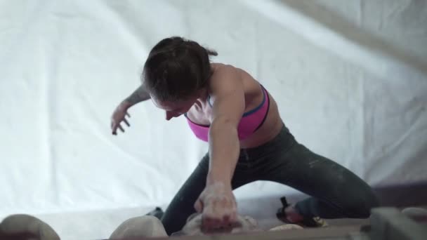 Shot Young Woman Air Braid Climbing Wall Rock Horizontal Video — стоковое видео