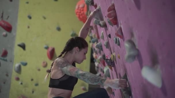 Low Angle Young Athlete Climbing Rock Wall Horizontal Video — Vídeo de stock