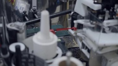 Konveyör Şeridindeki Bira Kutuları - kapat - 4K Yatay Video