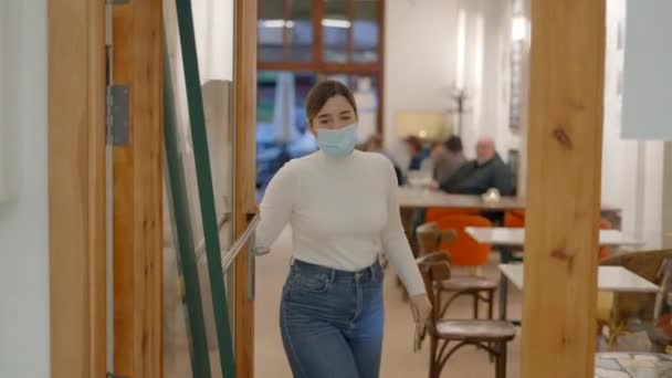 在办公室工作的女商人在工作空间走廊上独自行走时 戴着医用口罩 在Coworking Space Corridor Covid 19病毒期间的西班牙生活 水平4K视频 — 图库视频影像