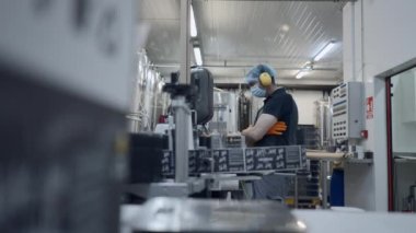 Bira Fabrikasında Kalite Kontrol Müfettişi - seçici odak - 4K Yatay Video