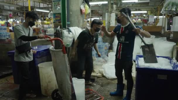 Employees Crushed Ice Supplier Tending Delivery Wet Market Pandemic Thailand — Stock video