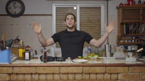 Бармен Представляет Новый Коктейль Своего Канала Традиционной Испанской Кухне Видео — стоковое видео