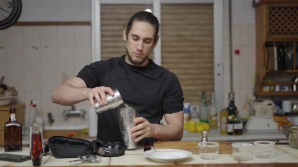 Handsome Barman Mixing Lime Juice Alcohol Cocktail Shaker Closing Shake — Vídeos de Stock