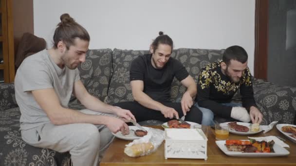 Group Friends Injured Friend Eat Meat Vegetables Dinner Traditional Spanish — Stockvideo