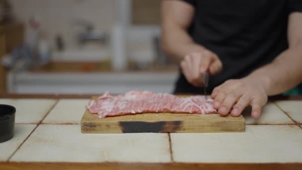 Στιγμιότυπο Του Ανθρώπου Κοπής Καρυκευμένο Βόειο Κρέας Μπριζόλα Κοφτερό Μαχαίρι — Αρχείο Βίντεο