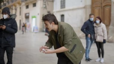 Sihirbaz adam kartlarla sokak sihirbazlığı numarası yapıyor. - 4K Yatay Görüntü