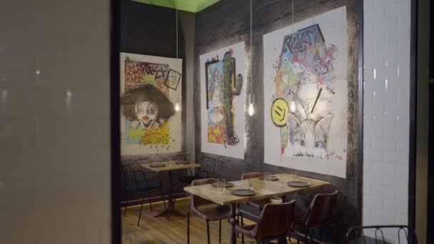 Push Von Bunten Kunstwerken Wänden Über Tischen Gemütlichen Restaurant Horizontalvideo — Stockvideo