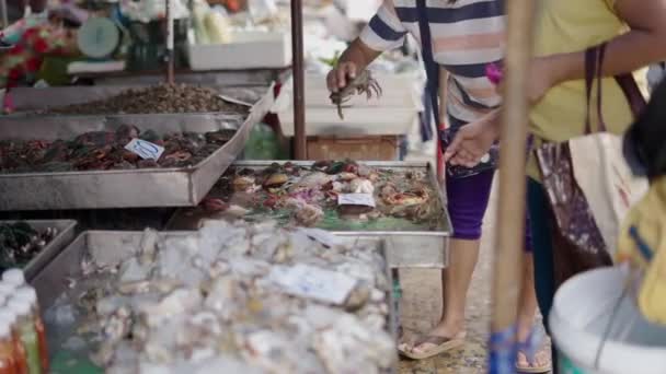 Unrecognizable Woman Choosing Crab Buy Fish Market Bangkok Horizontal Video — Stockvideo