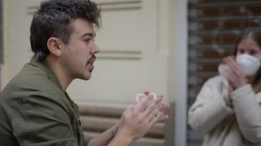 Profesyonel sokak sihirbazı etkileyici bir el kartı hilesi sergiliyor. - 4K Yatay Görüntü