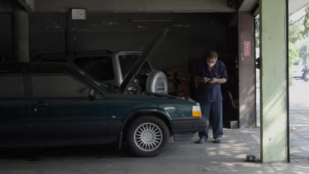 Взрослый Автомеханик Ремонтирует Сломанный Автомобиль Улице Бангкока Широкое Горизонтальное Видео — стоковое видео
